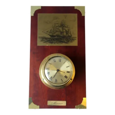 Horloge murale des années 1970 - horloge navire en métal et verre sur une plaque bois, travail complet