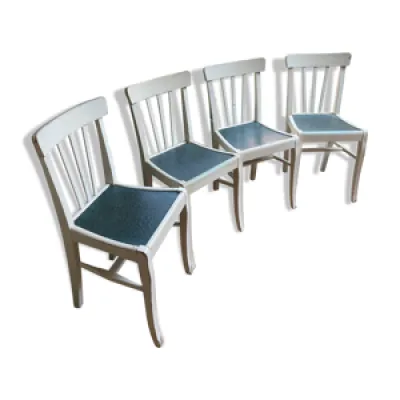 Quatre chaises blanches