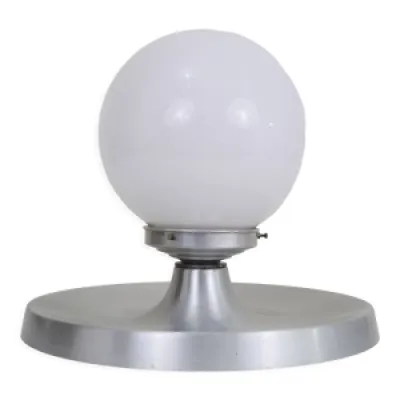 Lampe de table en métal - globe opaline