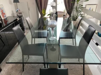 Table rectangulaire, plateau en verre craquelé