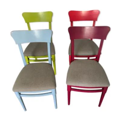 Lot de chaises colorées