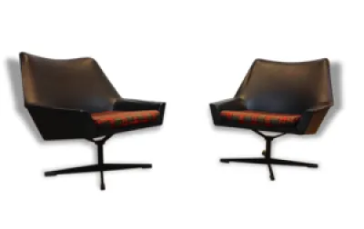 Paire de fauteuils en - skai noir 1960