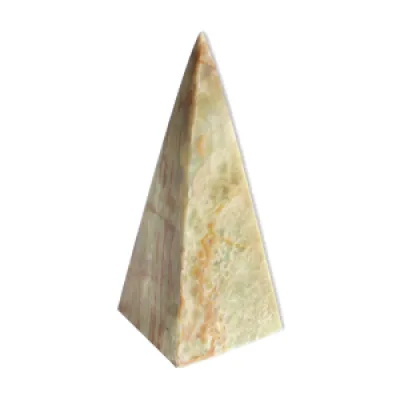 Pyramide en onyx, années