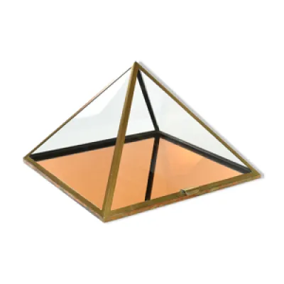vitrine pyramidale en - laiton