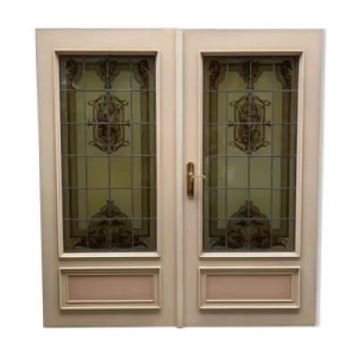portes en bois avec vitrail