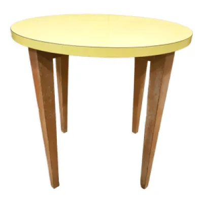 formica jaune & table