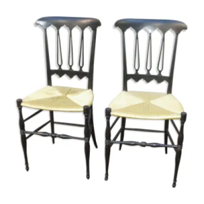 2 chaises en bois laqué