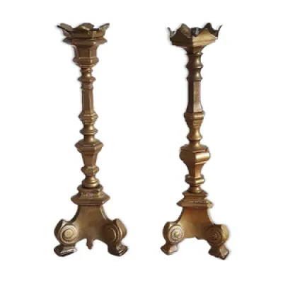 Deux chandeliers en bronze