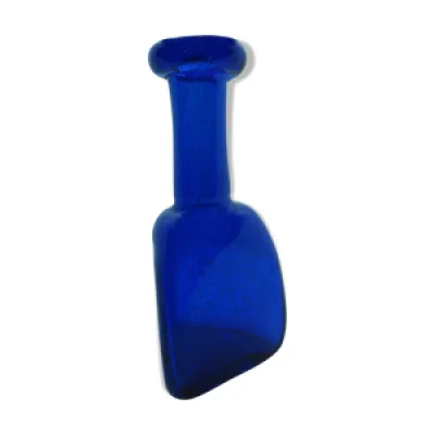 Vase en verre bleu par