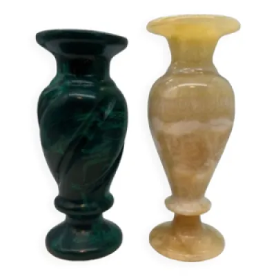 deux vases en marbre