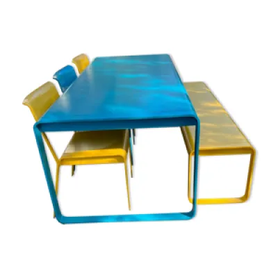 Table, chaises et banc de jardin