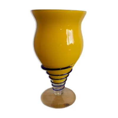 Vase jaune cerclé de - bleu