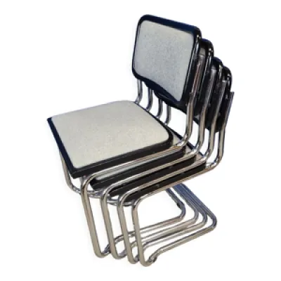 Chaises empilable vers