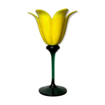 Vase sur pied en pâte - forme tulipe