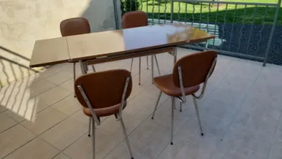Chaise de cuisine avec table