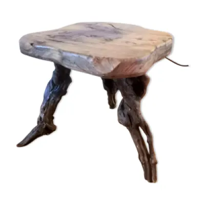 Table basse tripode brutaliste - design pieds bois