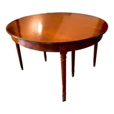 Table légèrement ovale - vernie