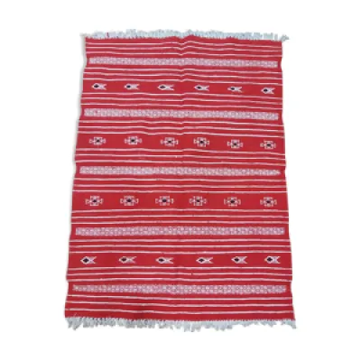 tapis rouge et blanc - main