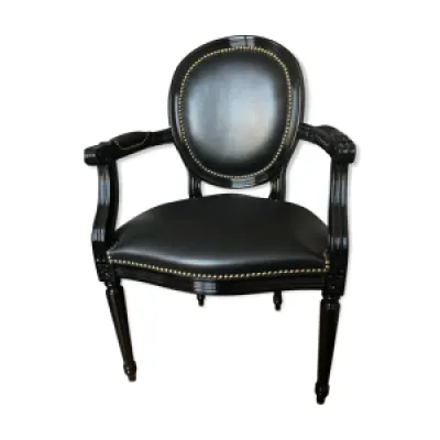 fauteuil noir médaillon