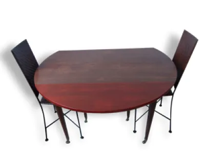 Table ronde en bois et - deux chaises
