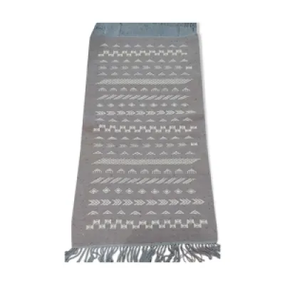 tapis gris et blanc fait - 138x72cm