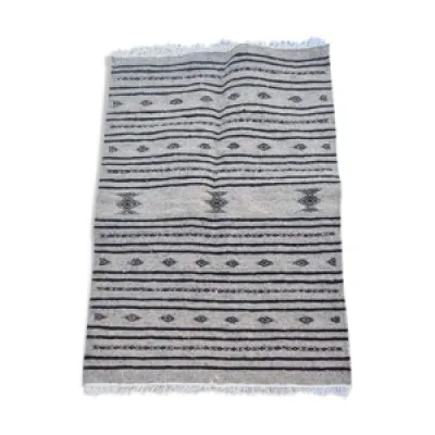 tapis gris et noir fait - laine
