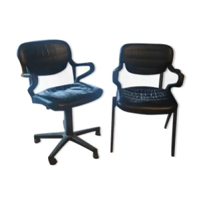 Deux fauteuils cuir noir