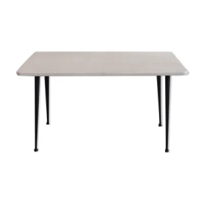 Table basse grise pieds