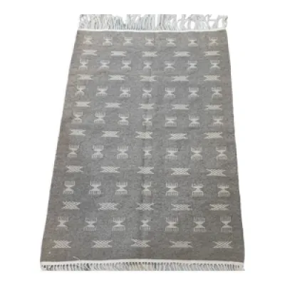 tapis gris et blanc fait - naturelle