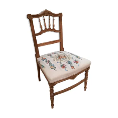 chaise basse tapissée