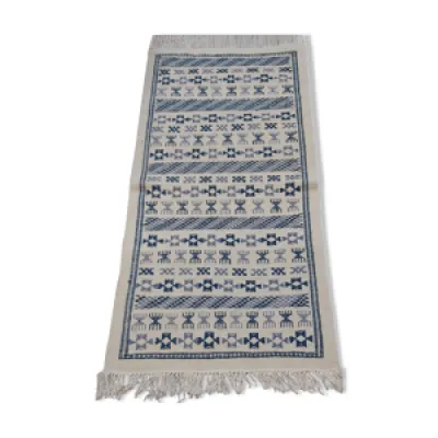 tapis blanc et bleu ethnique - main