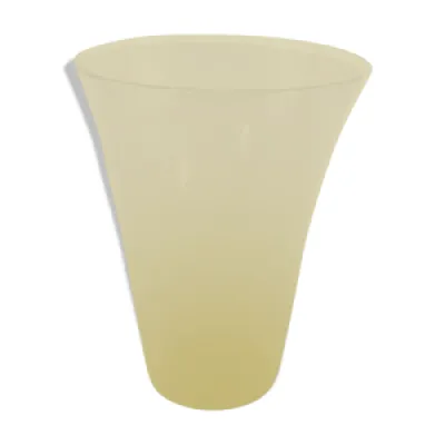 Vase jaune en verre soufflé