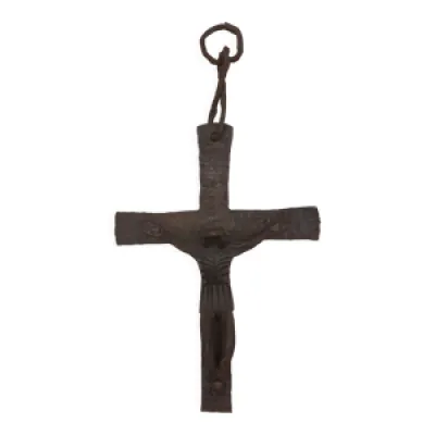 Crucifix brutaliste de