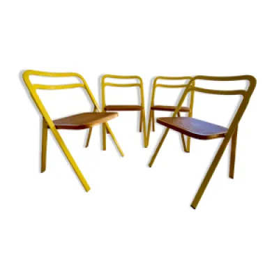Chaises pliantes de Giorgio Cattelan