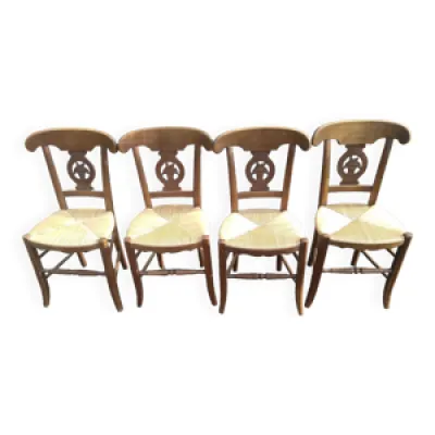 Lot de quatre chaises - style