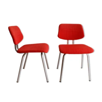 2 chaises rouges par - friso kramer ahrend