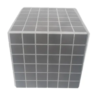 cube carrelé gris
