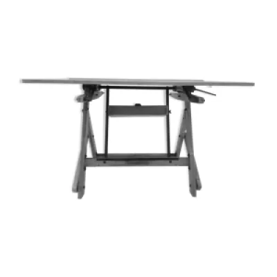 Table a design unic. - vernis