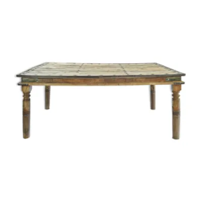 Table en bois sculpté
