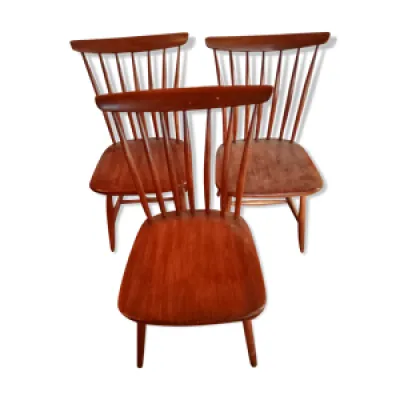 Trois chaises scandinaves
