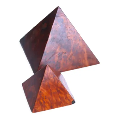 Deux pyramides en bois - loupe