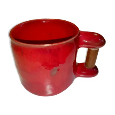 Mug rouge avec anse en - bois