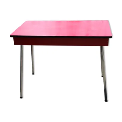Table formica rouge vers