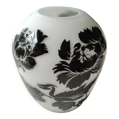 Vase en verre opalin - motifs floraux