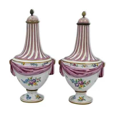 Paire vases couverts - pied