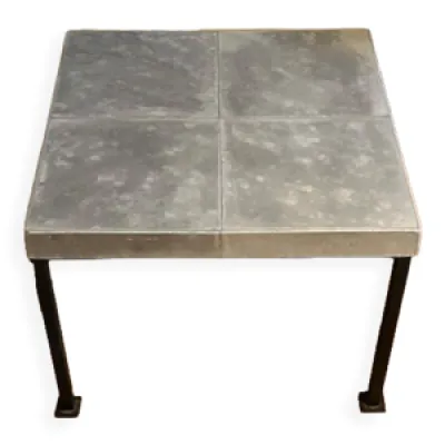 Table carrée grise en ciment et