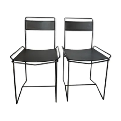 Deux chaises en acier - design noir