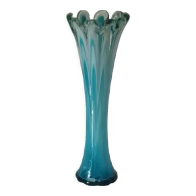 Vase bleu en verre soufflé