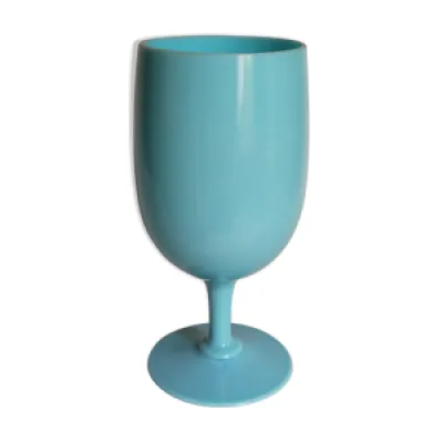 Vase à pied en opaline - bleue