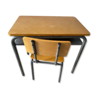 bureau et chaise d’écolier